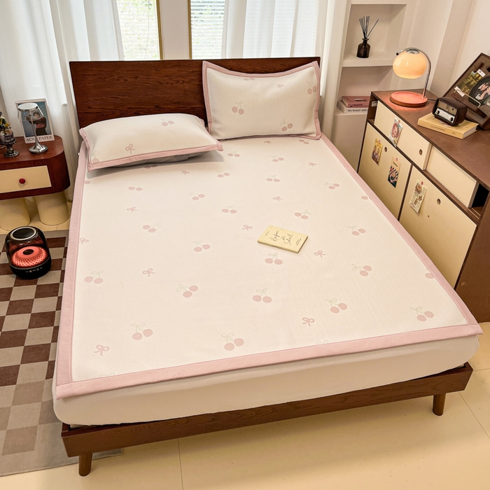 91家纺网 家纺一手货源 找家纺 川悦生活 2026新款PE凉感提花豆豆席平铺款三件套 樱桃果塔