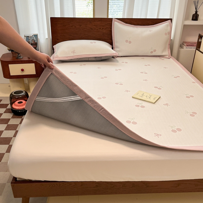 91家纺网 家纺一手货源 找家纺 川悦生活 2026新款PE凉感提花豆豆席平铺款三件套 樱桃果塔