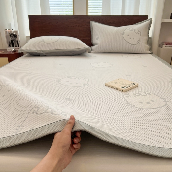 91家纺网 家纺一手货源 找家纺 川悦生活 2026新款PE凉感提花豆豆席平铺款三件套 爱心猫咪-月白