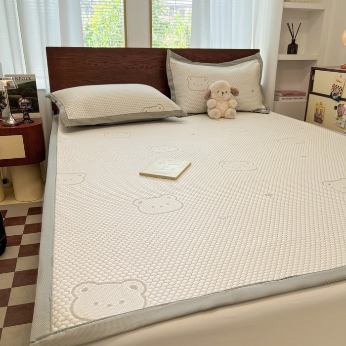 91家纺网 家纺一手货源 找家纺 川悦生活 2026新款PE凉感提花豆豆席平铺款三件套 小熊仔