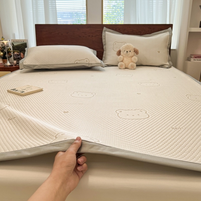 91家纺网 家纺一手货源 找家纺 川悦生活 2026新款PE凉感提花豆豆席平铺款三件套 小熊仔