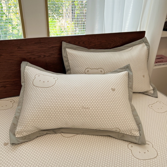 91家纺网 家纺一手货源 找家纺 川悦生活 2026新款PE凉感提花豆豆席平铺款三件套 小熊仔