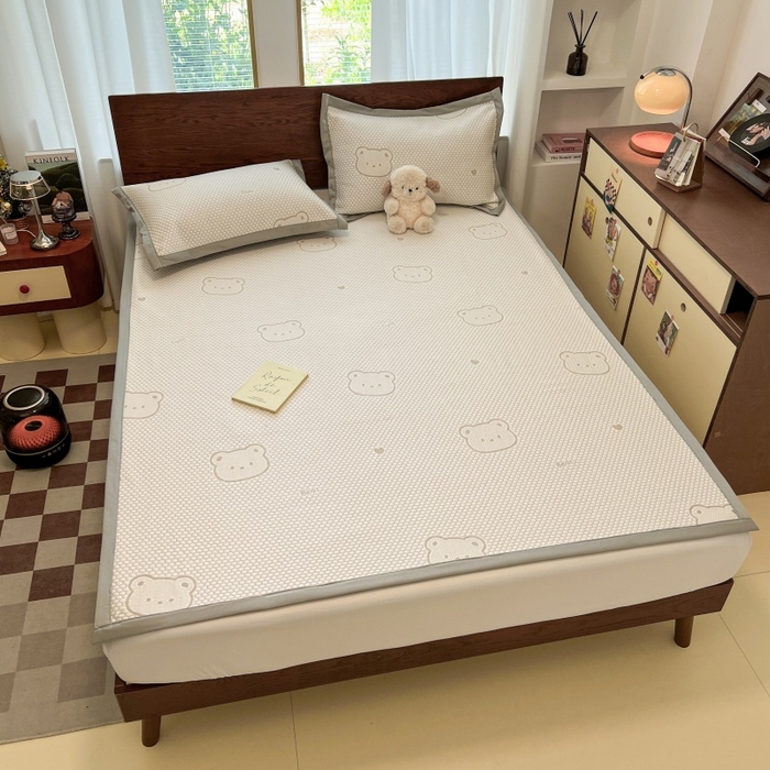 91家纺网 家纺一手货源 找家纺 川悦生活 2026新款PE凉感提花豆豆席平铺款三件套 小熊仔