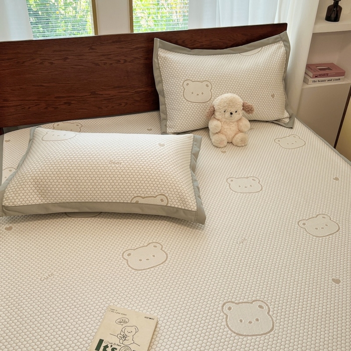 91家纺网 家纺一手货源 找家纺 川悦生活 2026新款PE凉感提花豆豆席平铺款三件套 小熊仔