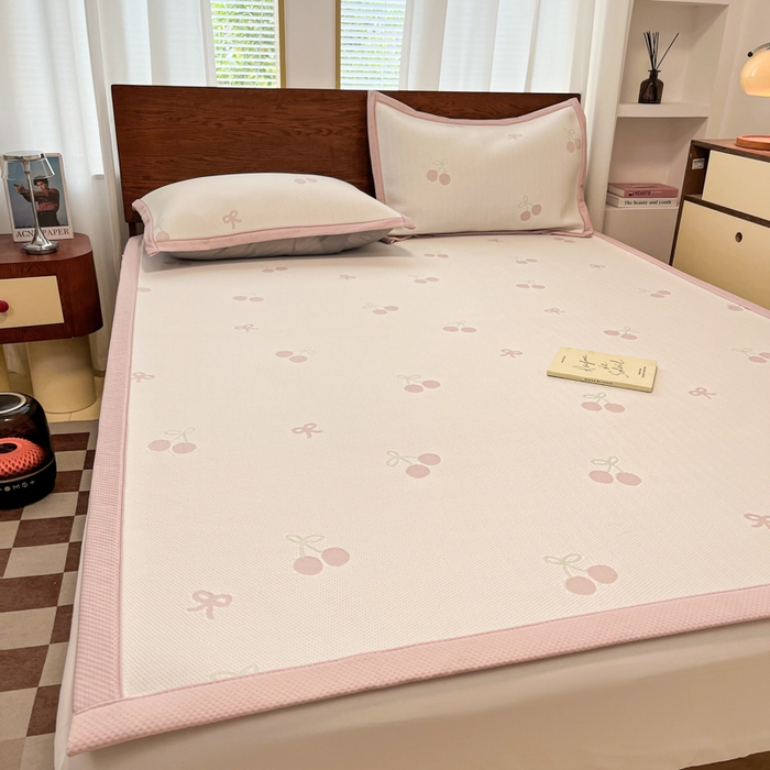 91家纺网 家纺一手货源 找家纺 川悦生活 2026新款PE凉感提花豆豆席平铺款三件套 樱桃果塔