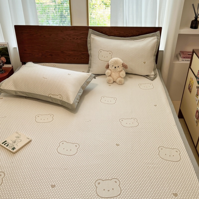 91家纺网 家纺一手货源 找家纺 川悦生活 2026新款PE凉感提花豆豆席平铺款三件套 小熊仔