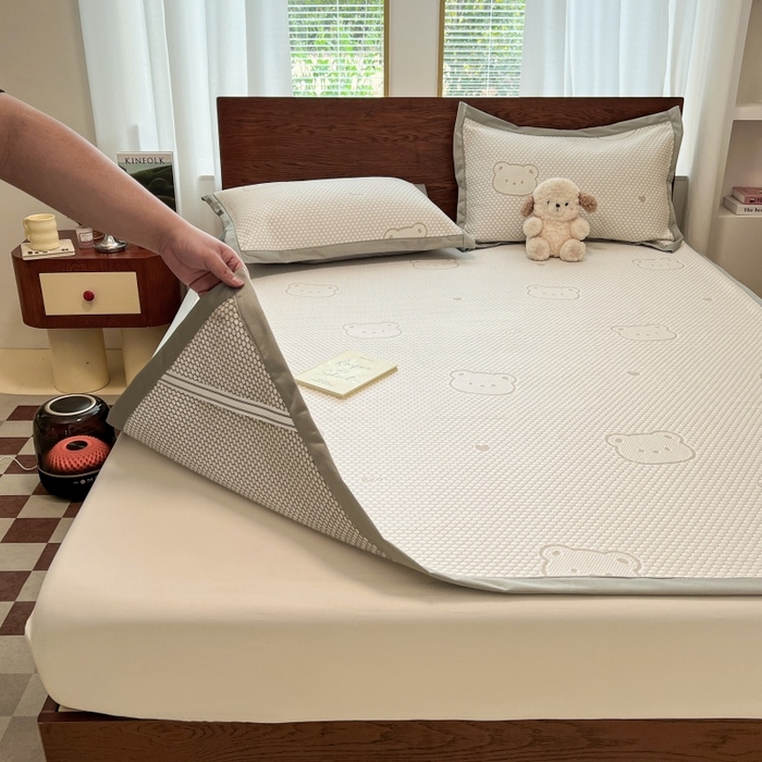 91家纺网 家纺一手货源 找家纺 川悦生活 2026新款PE凉感提花豆豆席平铺款三件套 小熊仔