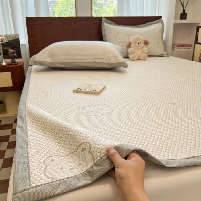 川悦生活 2026新款PE凉感提花豆豆席平铺款三件套 小熊仔