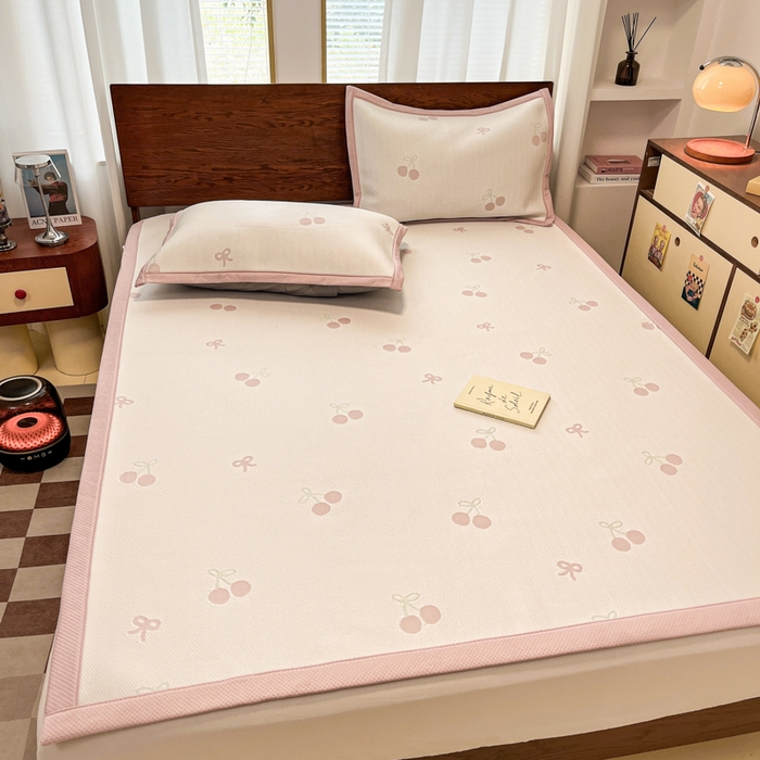 91家纺网 家纺一手货源 找家纺 川悦生活 2026新款PE凉感提花豆豆席平铺款三件套 樱桃果塔