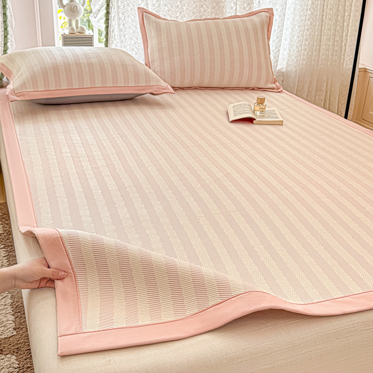 91家纺网 家纺一手货源 找家纺 川悦生活 2026新款PE凉感提花豆豆席平铺款三件套 甜心-奶粉