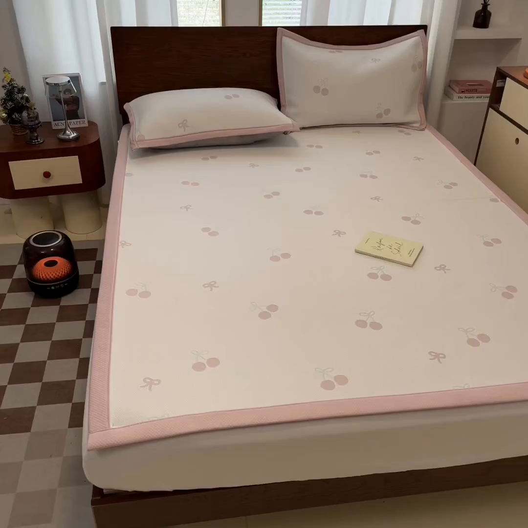 91家纺网 家纺一手货源 找家纺 川悦生活 2026新款PE凉感提花豆豆席平铺款三件套 樱桃果塔