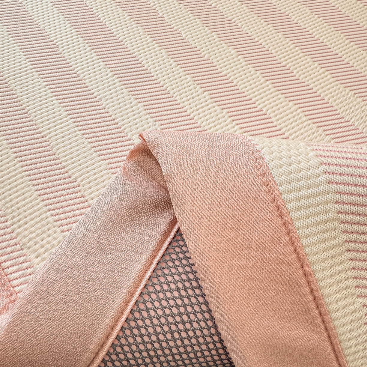 91家纺网 家纺一手货源 找家纺 川悦生活 2026新款PE凉感提花豆豆席平铺款三件套 甜心-奶粉