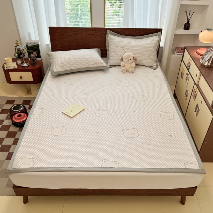 91家纺网 家纺一手货源 找家纺 川悦生活 2026新款PE凉感提花豆豆席平铺款三件套 小熊仔