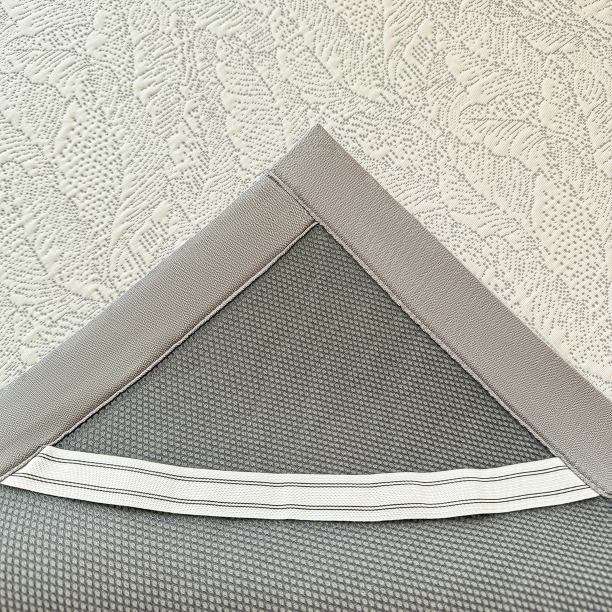 91家纺网 家纺一手货源 找家纺 川悦生活 2026新款PE凉感提花豆豆席平铺款三件套 夏季岛屿-月银