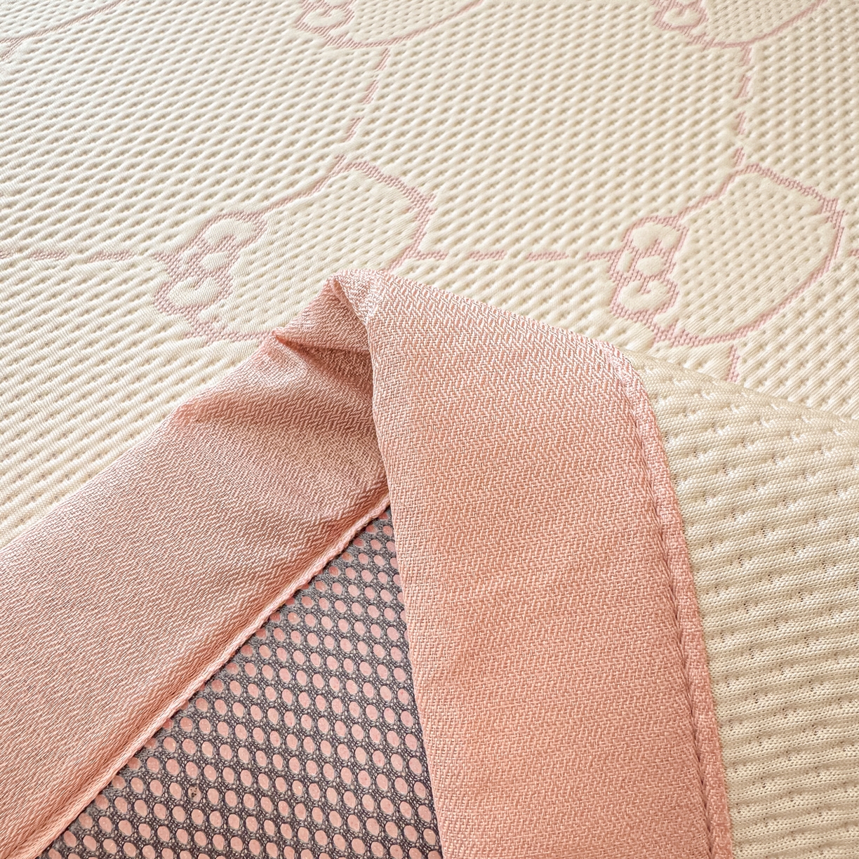 91家纺网 家纺一手货源 找家纺 川悦生活 2026新款PE凉感提花豆豆席平铺款三件套 甜心奶猫