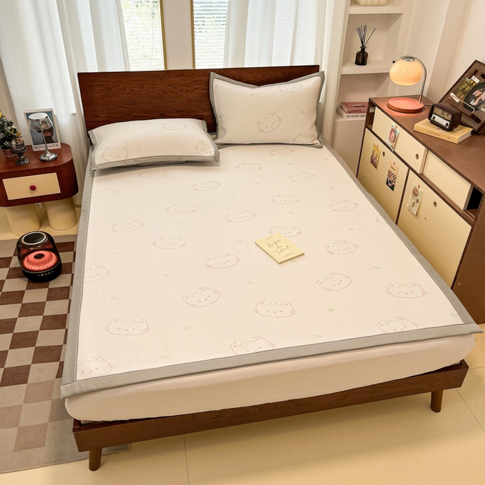 91家纺网 家纺一手货源 找家纺 川悦生活 2026新款PE凉感提花豆豆席平铺款三件套 爱心猫咪-茶青