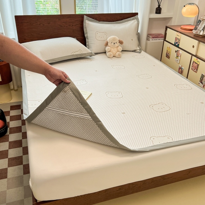 91家纺网 家纺一手货源 找家纺 川悦生活 2026新款PE凉感提花豆豆席平铺款三件套 小熊仔