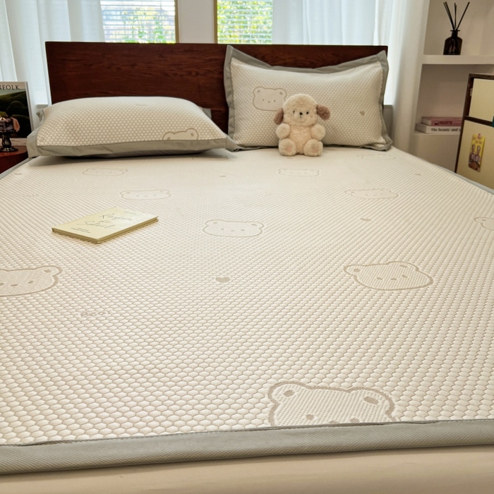 91家纺网 家纺一手货源 找家纺 川悦生活 2026新款PE凉感提花豆豆席平铺款三件套 小熊仔