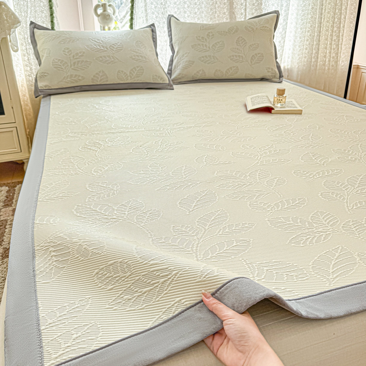 川悦生活 2026新款PE凉感提花豆豆席平铺款三件套 月桂-月银