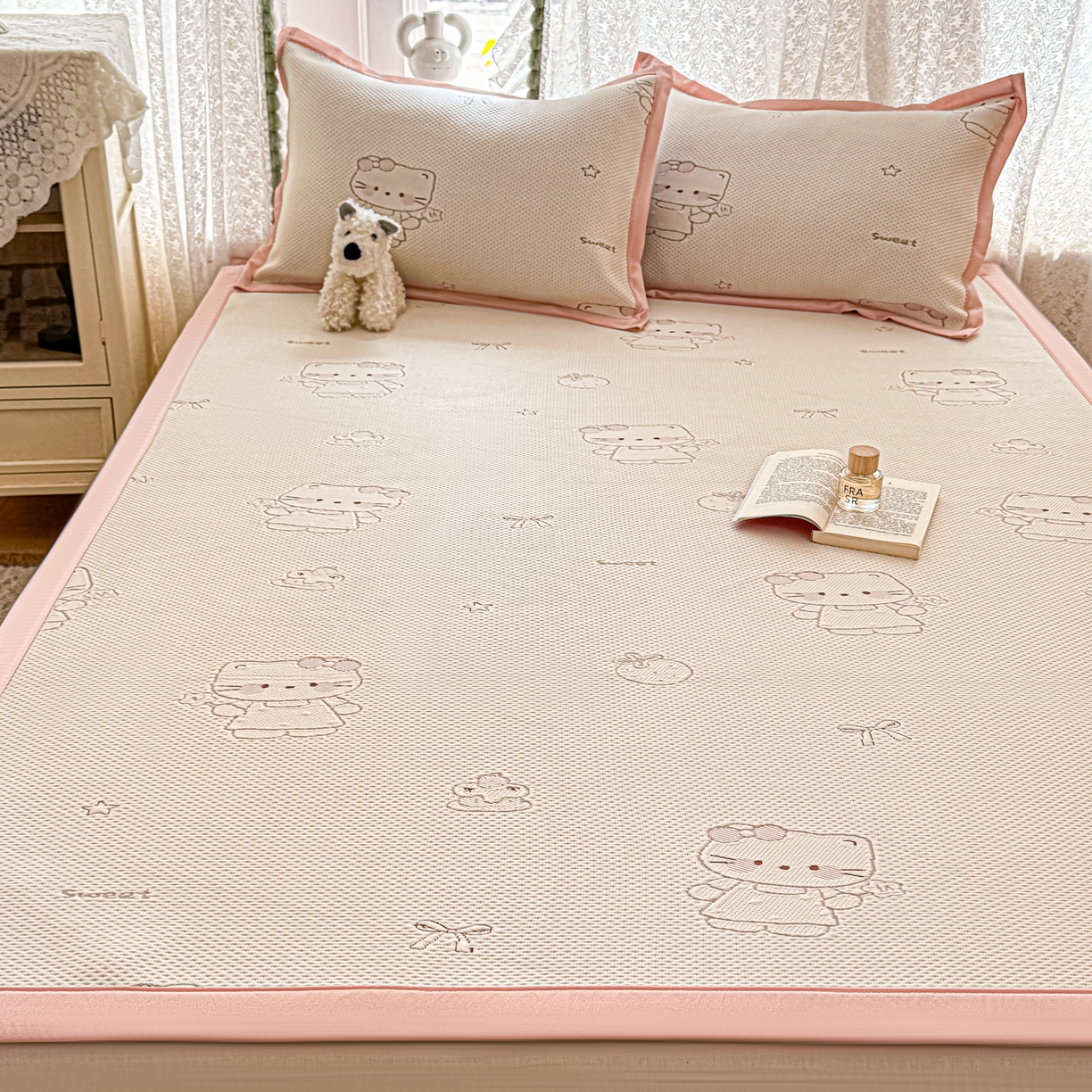 91家纺网 家纺一手货源 找家纺 川悦生活 2026新款PE凉感提花豆豆席平铺款三件套 星花小猫