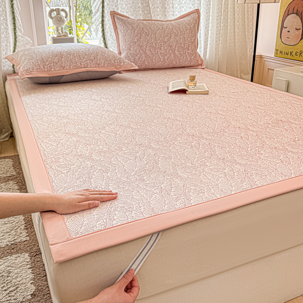 91家纺网 家纺一手货源 找家纺 川悦生活 2026新款PE凉感提花豆豆席平铺款三件套 夏季岛屿-粉