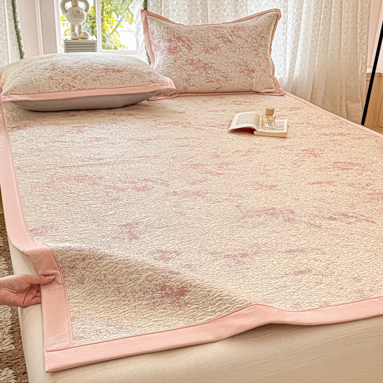 91家纺网 家纺一手货源 找家纺 川悦生活 2026新款PE凉感提花豆豆席平铺款三件套 尼尔-粉