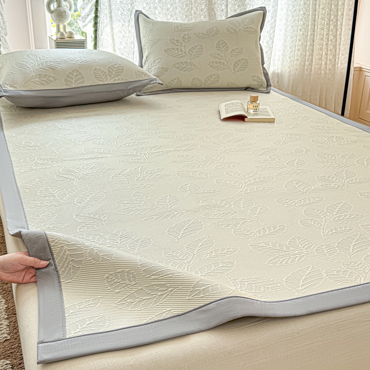 91家纺网 家纺一手货源 找家纺 川悦生活 2026新款PE凉感提花豆豆席平铺款三件套 月桂-月银