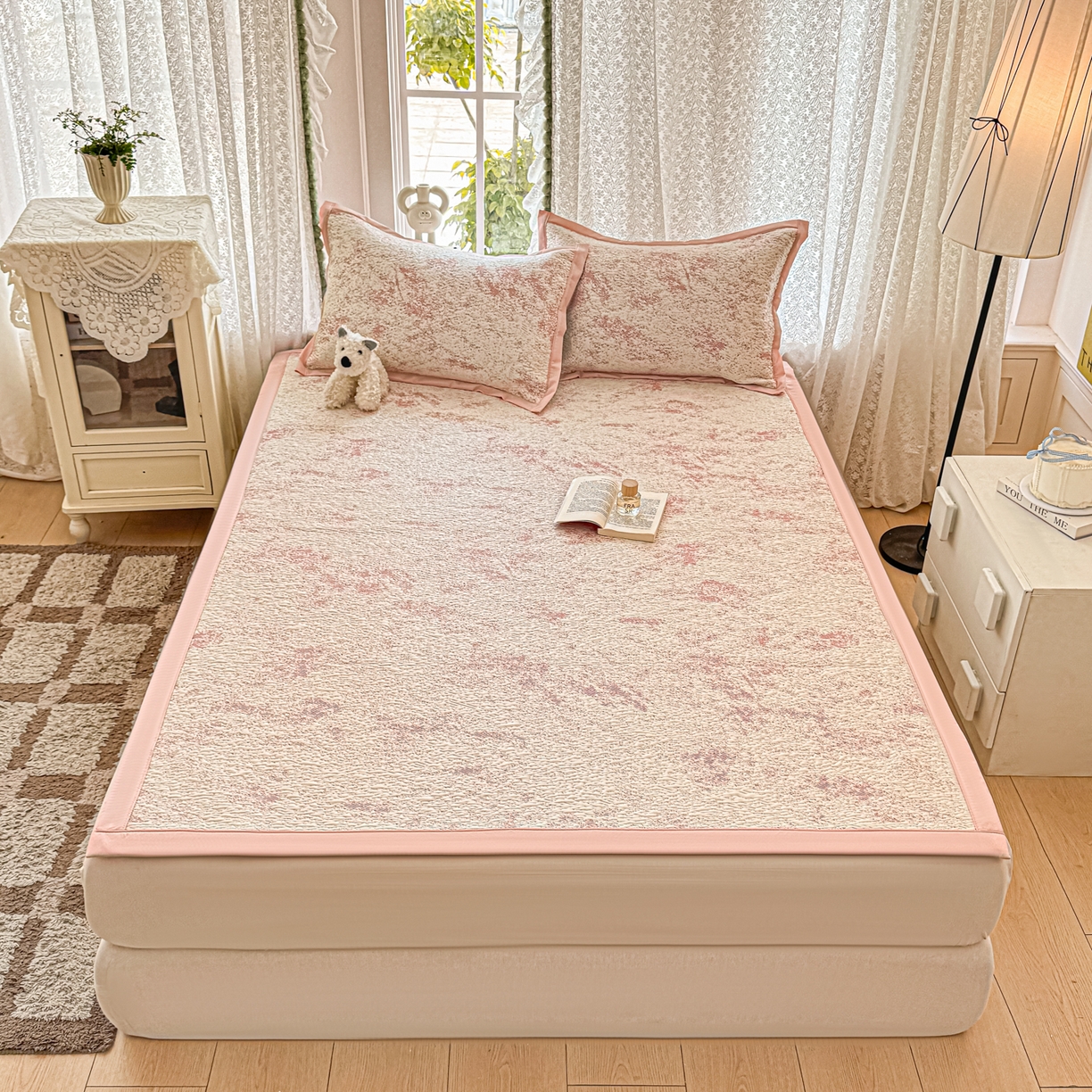 91家纺网 家纺一手货源 找家纺 川悦生活 2026新款PE凉感提花豆豆席平铺款三件套 尼尔-粉