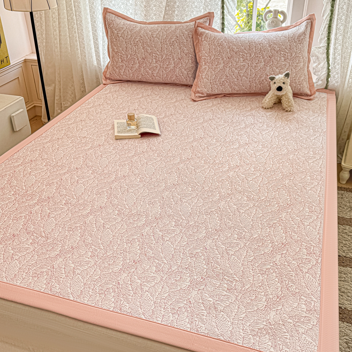 91家纺网 家纺一手货源 找家纺 川悦生活 2026新款PE凉感提花豆豆席平铺款三件套 夏季岛屿-粉