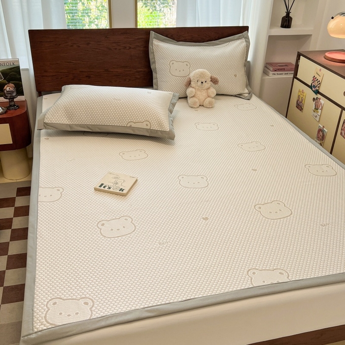 91家纺网 家纺一手货源 找家纺 川悦生活 2026新款PE凉感提花豆豆席平铺款三件套 小熊仔