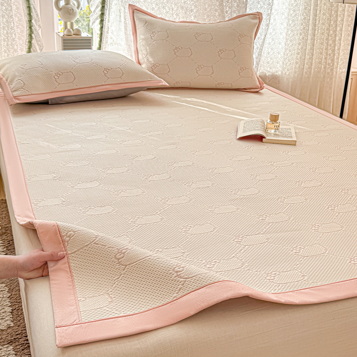 91家纺网 家纺一手货源 找家纺 川悦生活 2026新款PE凉感提花豆豆席平铺款三件套 甜心奶猫