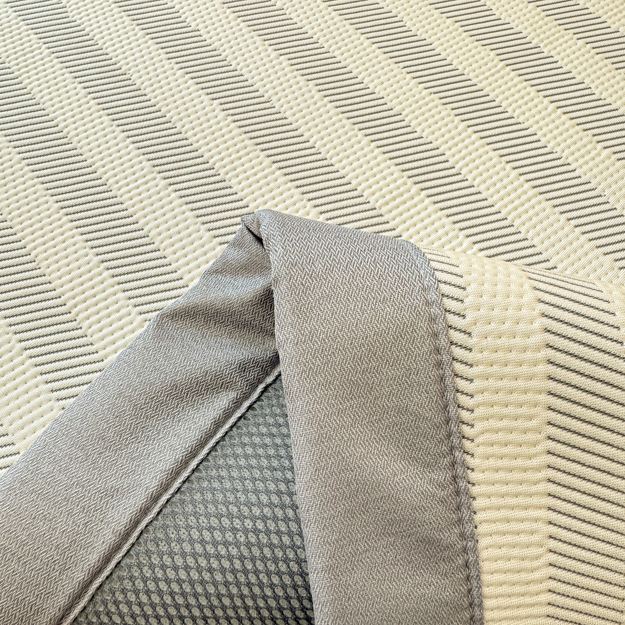 91家纺网 家纺一手货源 找家纺 川悦生活 2026新款PE凉感提花豆豆席平铺款三件套 甜心-月灰