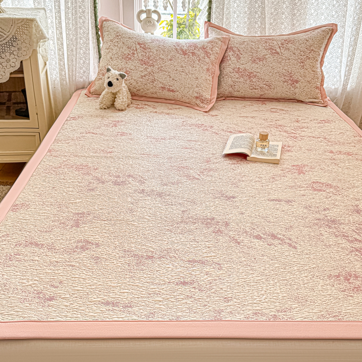 91家纺网 家纺一手货源 找家纺 川悦生活 2026新款PE凉感提花豆豆席平铺款三件套 尼尔-粉