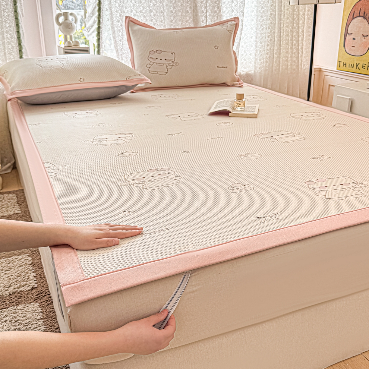 91家纺网 家纺一手货源 找家纺 川悦生活 2026新款PE凉感提花豆豆席平铺款三件套 星花小猫