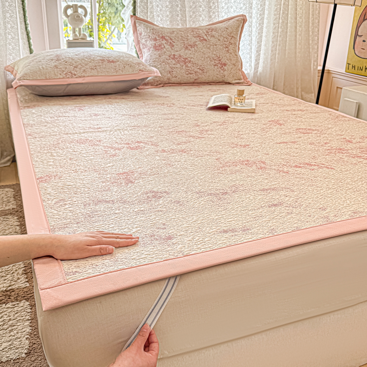 91家纺网 家纺一手货源 找家纺 川悦生活 2026新款PE凉感提花豆豆席平铺款三件套 尼尔-粉