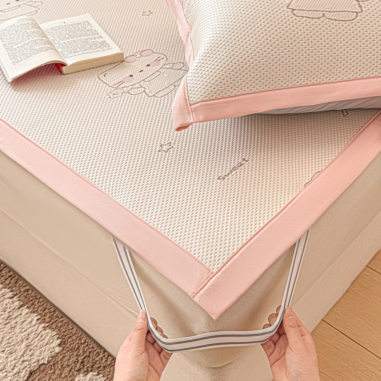 91家纺网 家纺一手货源 找家纺 川悦生活 2026新款PE凉感提花豆豆席平铺款三件套 星花小猫