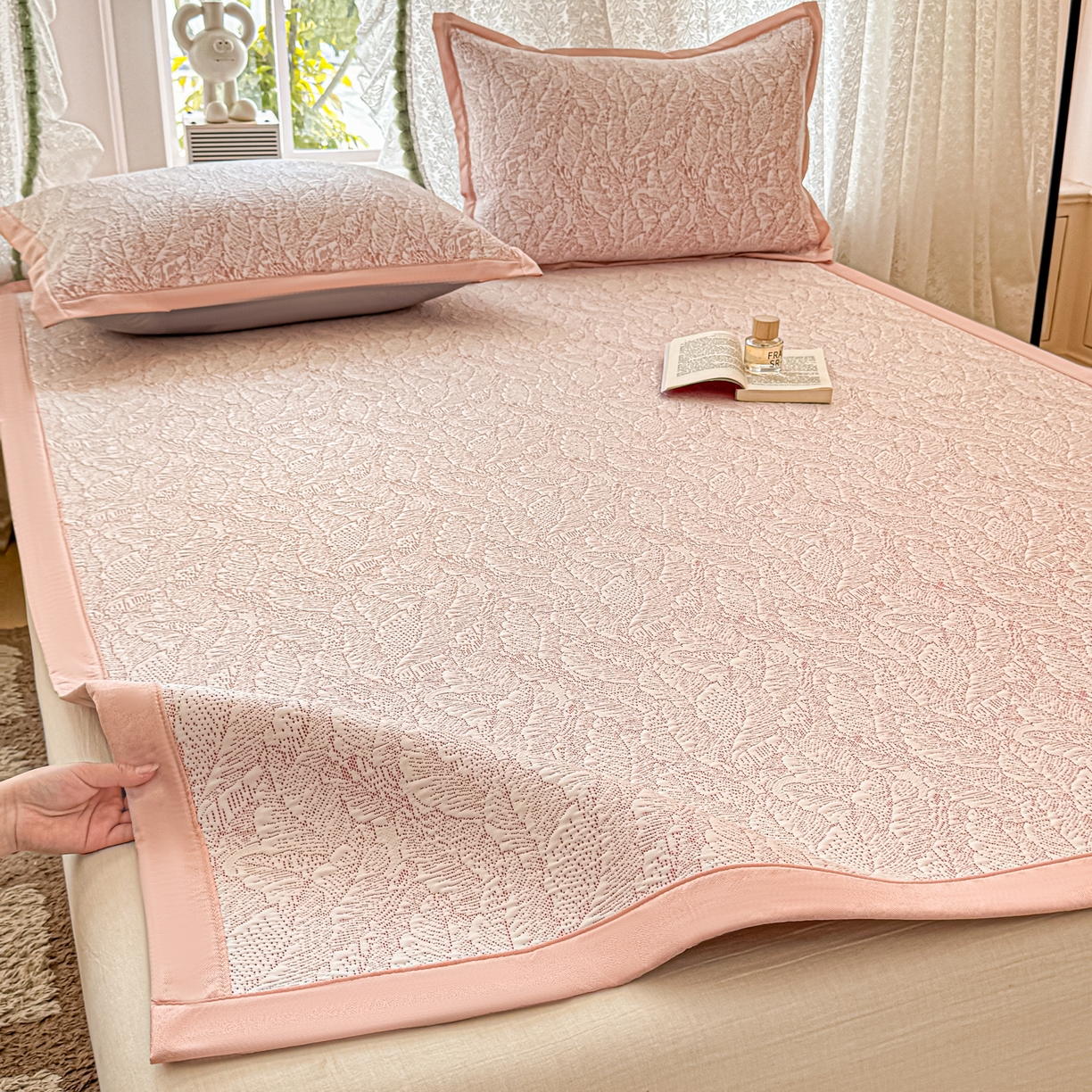 91家纺网 家纺一手货源 找家纺 川悦生活 2026新款PE凉感提花豆豆席平铺款三件套 夏季岛屿-粉