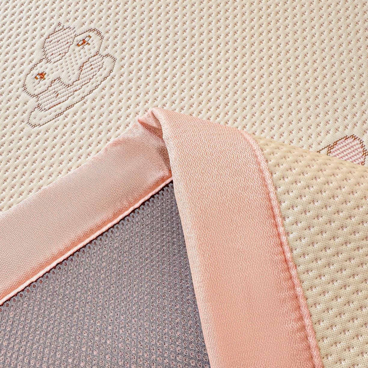 91家纺网 家纺一手货源 找家纺 川悦生活 2026新款PE凉感提花豆豆席平铺款三件套 星花小猫