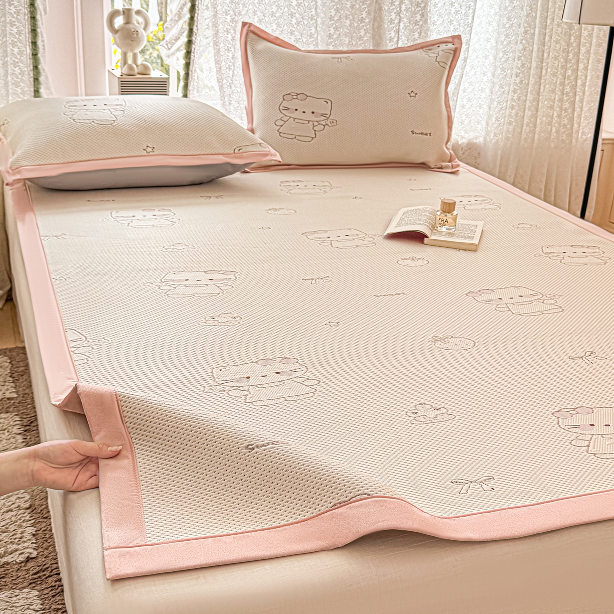 91家纺网 家纺一手货源 找家纺 川悦生活 2026新款PE凉感提花豆豆席平铺款三件套 星花小猫