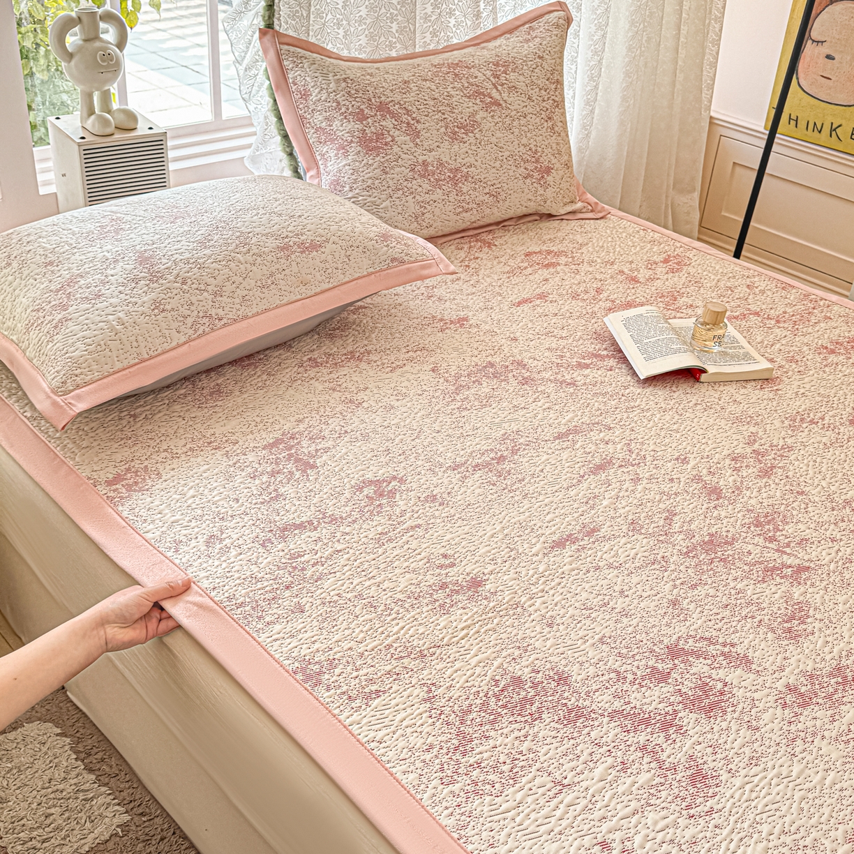 91家纺网 家纺一手货源 找家纺 川悦生活 2026新款PE凉感提花豆豆席平铺款三件套 尼尔-粉