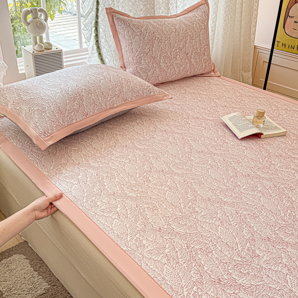91家纺网 家纺一手货源 找家纺 川悦生活 2026新款PE凉感提花豆豆席平铺款三件套 夏季岛屿-粉
