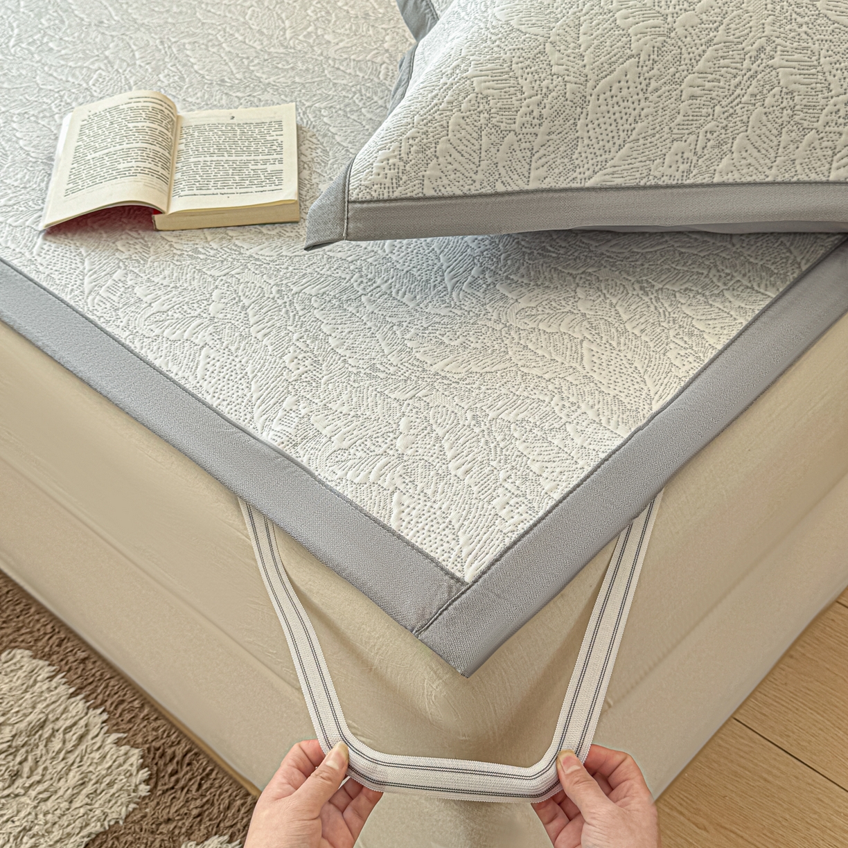 91家纺网 家纺一手货源 找家纺 川悦生活 2026新款PE凉感提花豆豆席平铺款三件套 夏季岛屿-月银