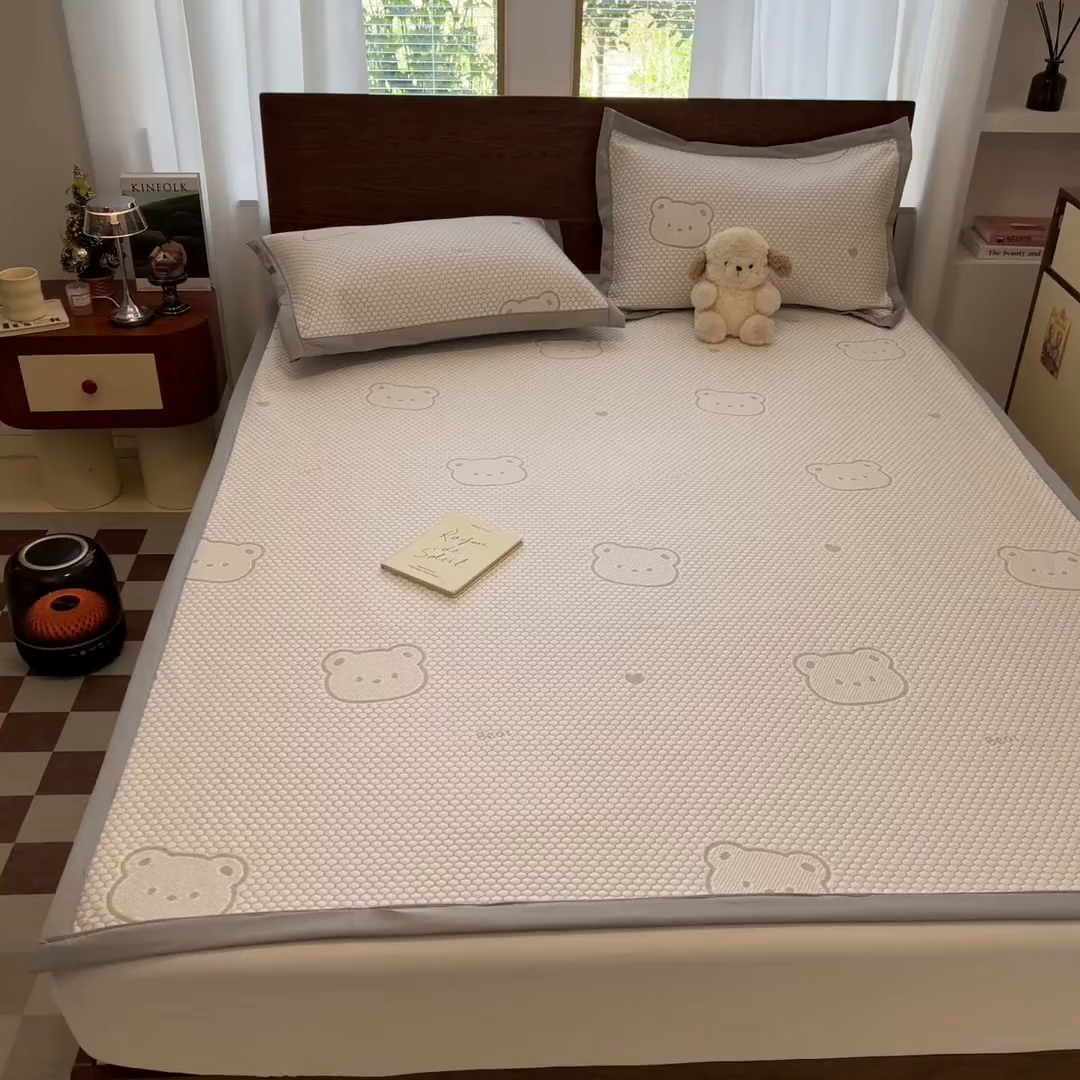 91家纺网 家纺一手货源 找家纺 川悦生活 2026新款PE凉感提花豆豆席平铺款三件套 小熊仔