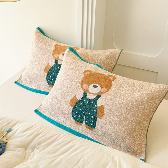 91家纺网 家纺一手货源 找家纺 乐家毛巾被（工厂自产自销） 2026新款全棉A类母婴级卡通软绵绵系列枕巾隔汗巾 背带熊