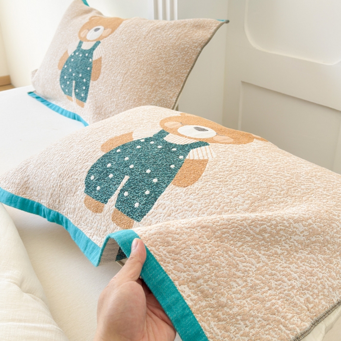 91家纺网 家纺一手货源 找家纺 乐家毛巾被（工厂自产自销） 2026新款全棉A类母婴级卡通软绵绵系列枕巾隔汗巾 背带熊