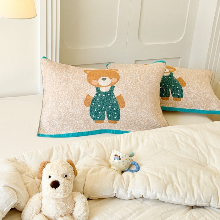 91家纺网 家纺一手货源 找家纺 乐家毛巾被（工厂自产自销） 2026新款全棉A类母婴级卡通软绵绵系列枕巾隔汗巾 背带熊