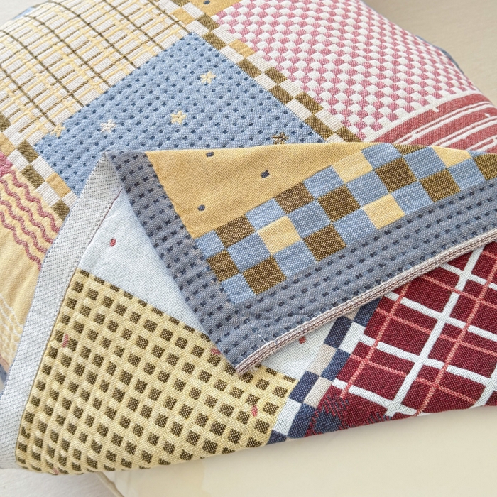 91家纺网 家纺一手货源 找家纺 乐家毛巾被（工厂自产自销） 2026新款全棉A类母婴级卡通软绵绵系列枕巾隔汗巾 复古拼布格