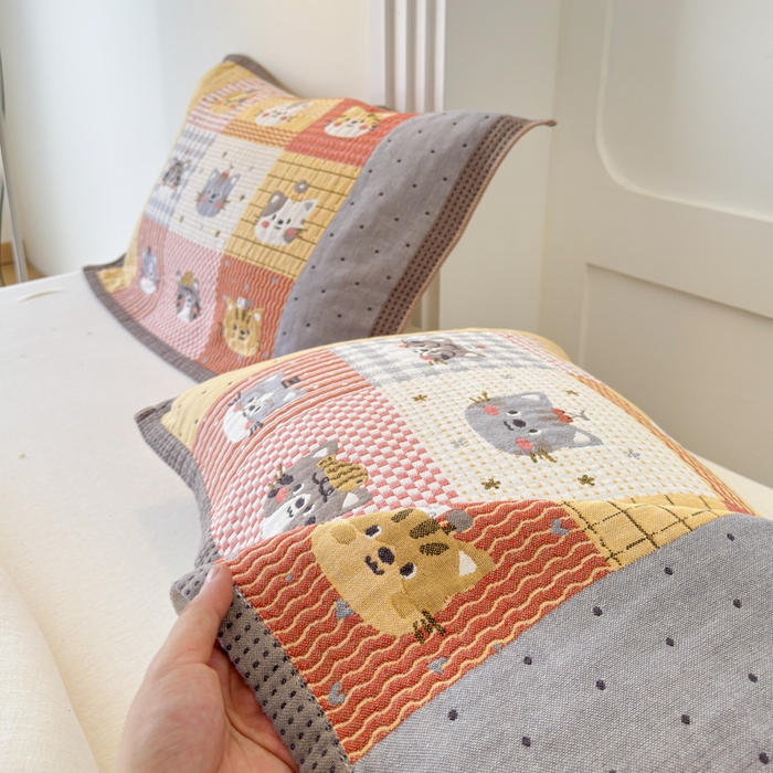 91家纺网 家纺一手货源 找家纺 乐家毛巾被（工厂自产自销） 2026新款全棉A类母婴级卡通软绵绵系列枕巾隔汗巾 格子花猫