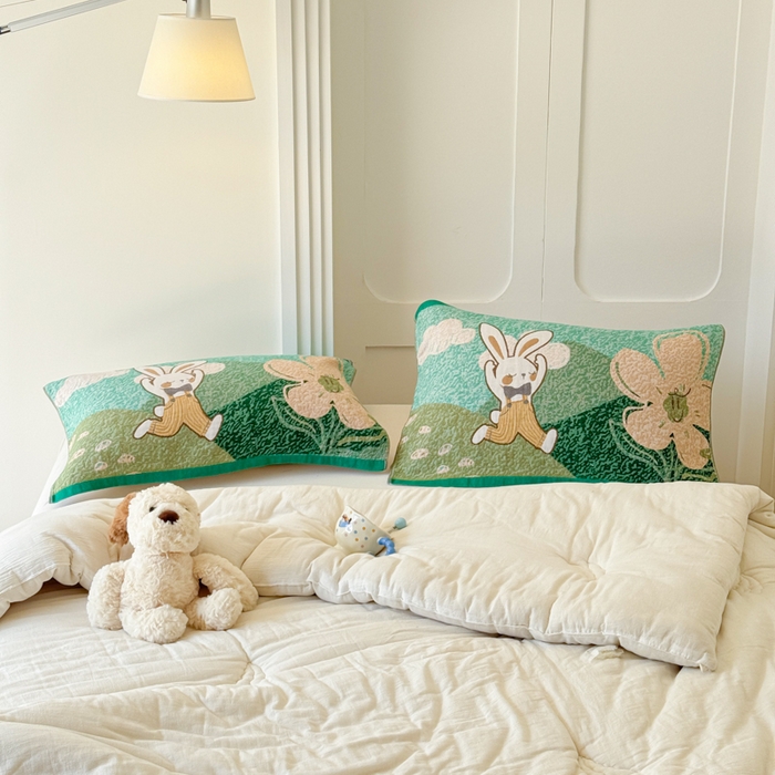 91家纺网 家纺一手货源 找家纺 乐家毛巾被（工厂自产自销） 2026新款全棉A类母婴级卡通软绵绵系列枕巾隔汗巾 花野兔语