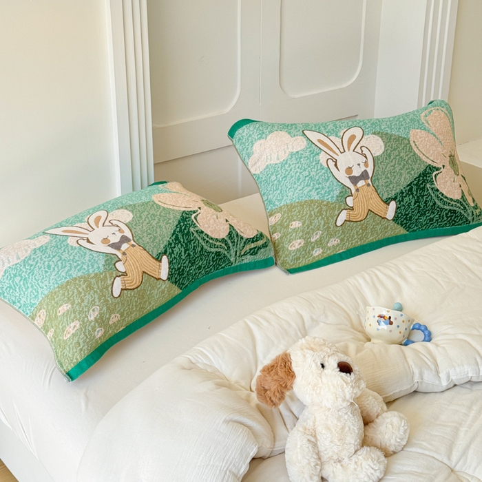 91家纺网 家纺一手货源 找家纺 乐家毛巾被（工厂自产自销） 2026新款全棉A类母婴级卡通软绵绵系列枕巾隔汗巾 花野兔语